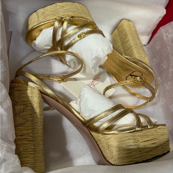 NWT - VALENTINO Garavani Flower Raffia Platform Gold Heels - Picture 1 of 13
